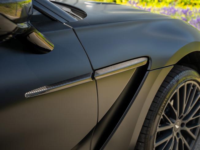 ASTON MARTIN Dbx Photo 9