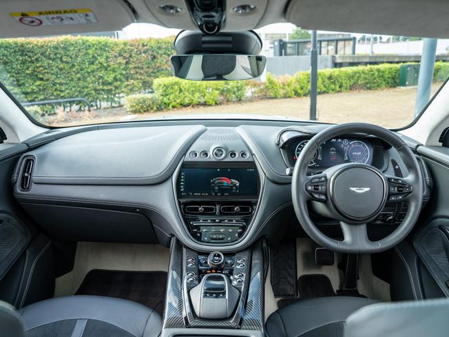 ASTON MARTIN Dbx Photo 10