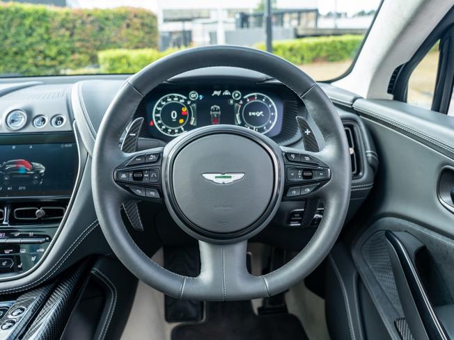 ASTON MARTIN Dbx Photo 11