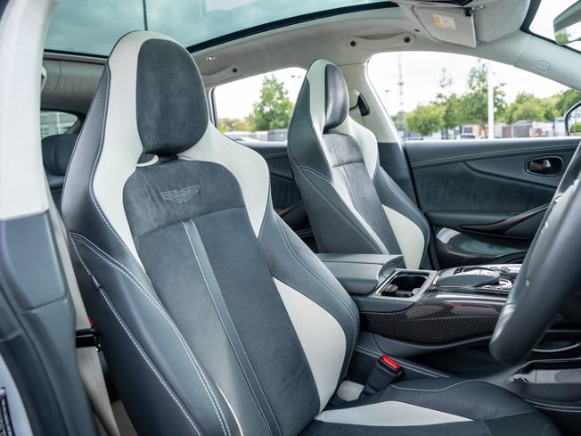 ASTON MARTIN Dbx Photo 12