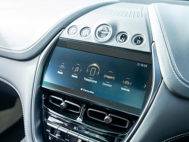 ASTON MARTIN Dbx Photo 13