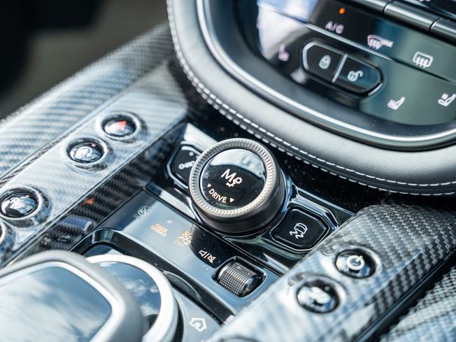 ASTON MARTIN Dbx Photo 15