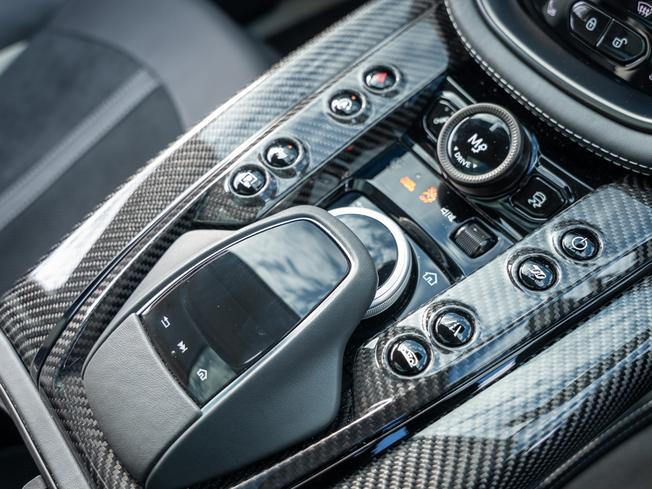 ASTON MARTIN Dbx Photo 16