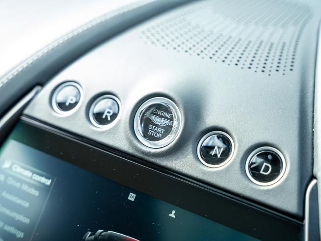 ASTON MARTIN Dbx Photo 17