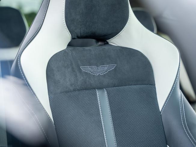 ASTON MARTIN Dbx Photo 19