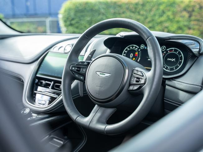 ASTON MARTIN Dbx Photo 20