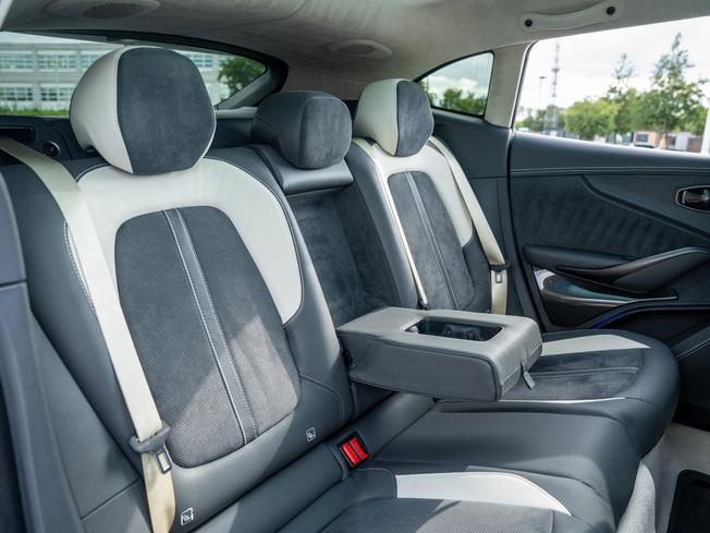 ASTON MARTIN Dbx Photo 21