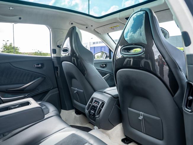 ASTON MARTIN Dbx Photo 22