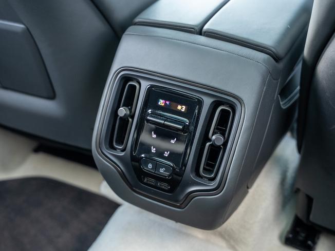ASTON MARTIN Dbx Photo 23