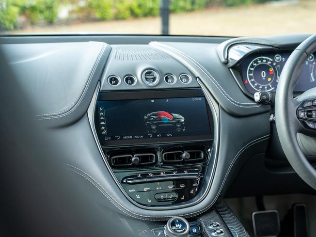 ASTON MARTIN Dbx Photo 25