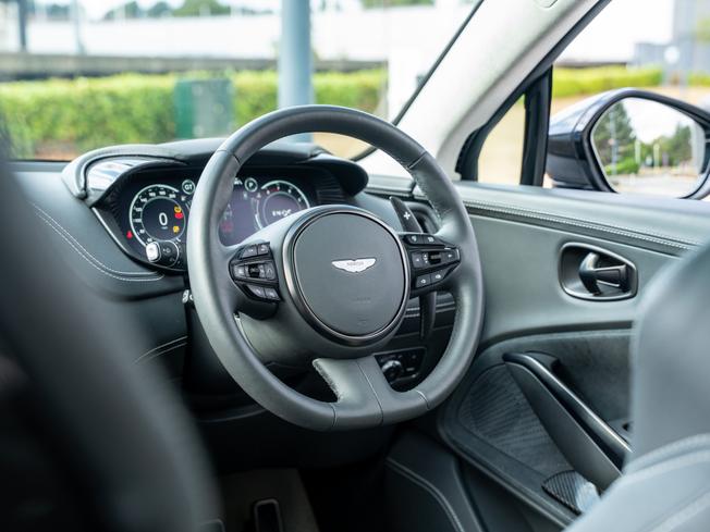 ASTON MARTIN Dbx Photo 26
