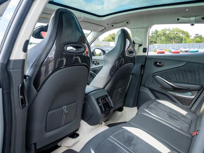 ASTON MARTIN Dbx Photo 27