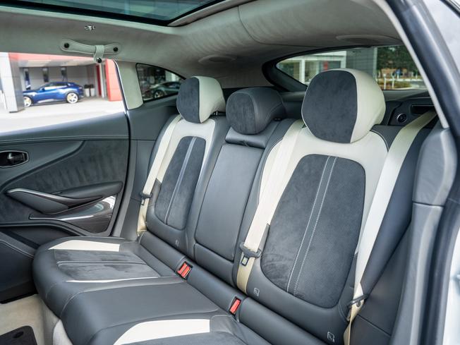 ASTON MARTIN Dbx Photo 28