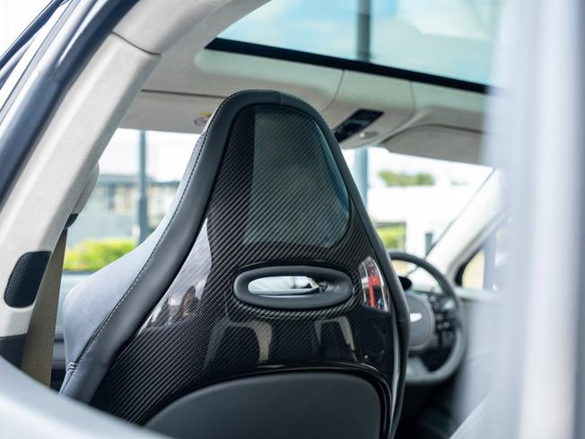 ASTON MARTIN Dbx Photo 29