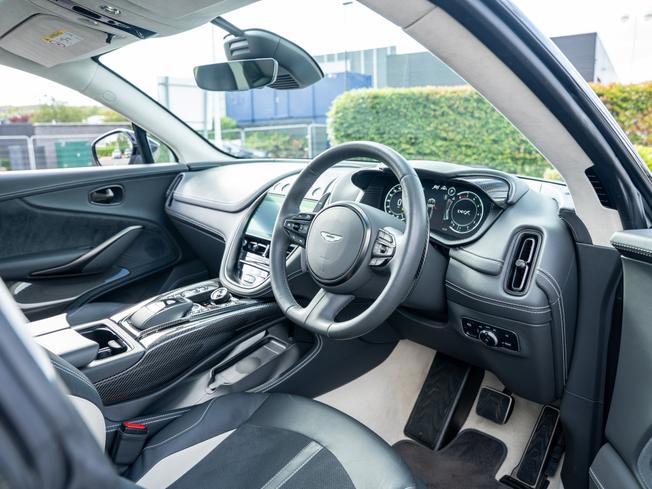 ASTON MARTIN Dbx Photo 3