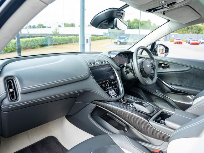 ASTON MARTIN Dbx Photo 30
