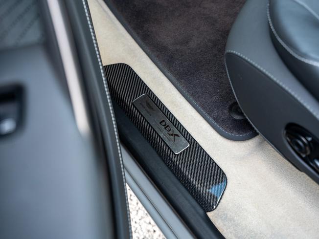 ASTON MARTIN Dbx Photo 31