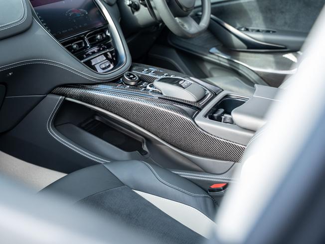 ASTON MARTIN Dbx Photo 32