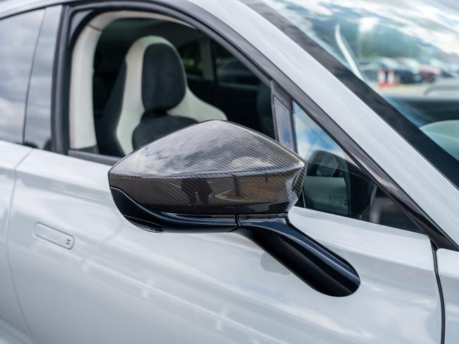 ASTON MARTIN Dbx Photo 34