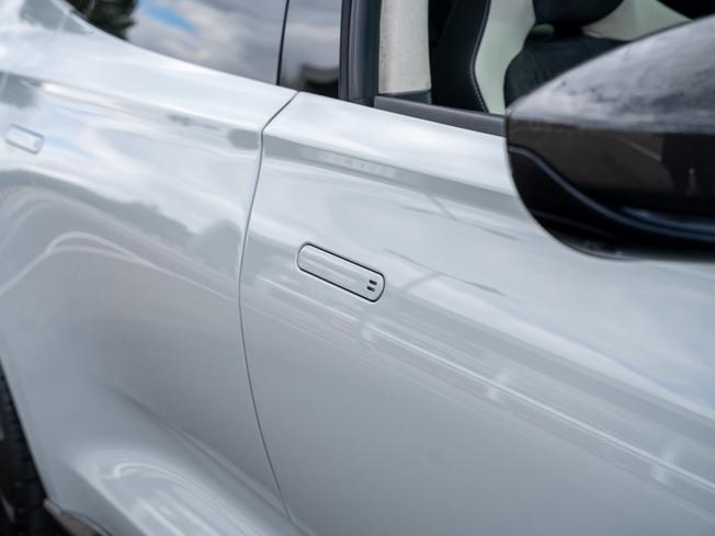 ASTON MARTIN Dbx Photo 35