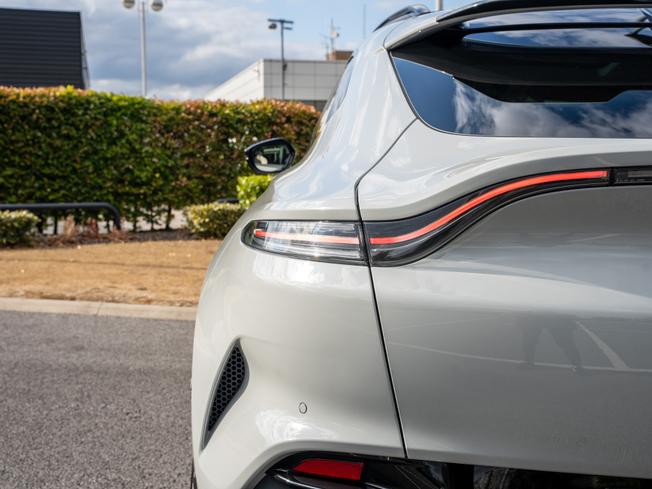 ASTON MARTIN Dbx Photo 37