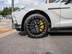 ASTON MARTIN Dbx Photo 4