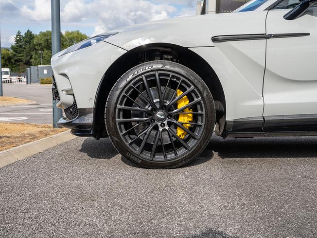 ASTON MARTIN Dbx Photo 4