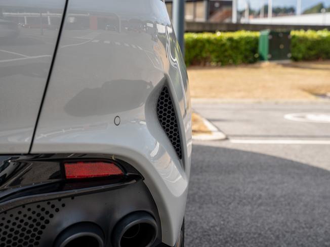 ASTON MARTIN Dbx Photo 41