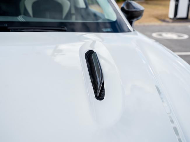 ASTON MARTIN Dbx Photo 47