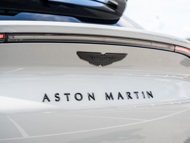 ASTON MARTIN Dbx Photo 8