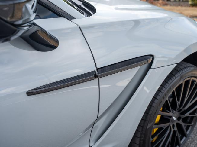 ASTON MARTIN Dbx Photo 9