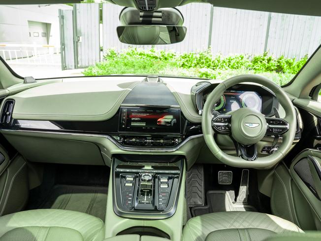 Aston Martin DBX Photo 10