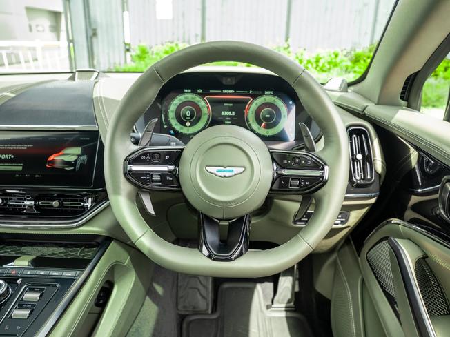 Aston Martin DBX Photo 11
