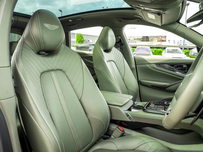 Aston Martin DBX Photo 12
