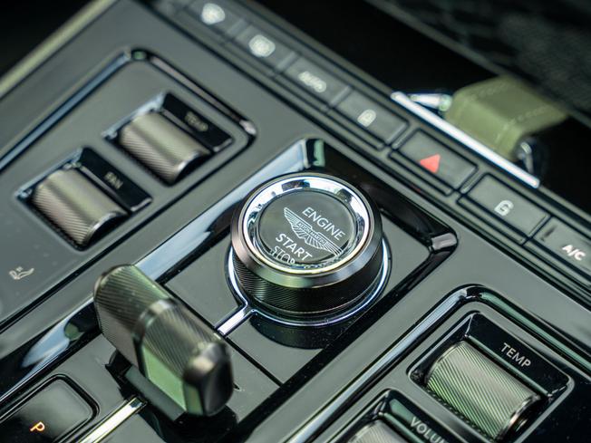 Aston Martin DBX Photo 14