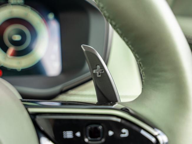 Aston Martin DBX Photo 17