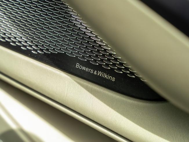 Aston Martin DBX Photo 18