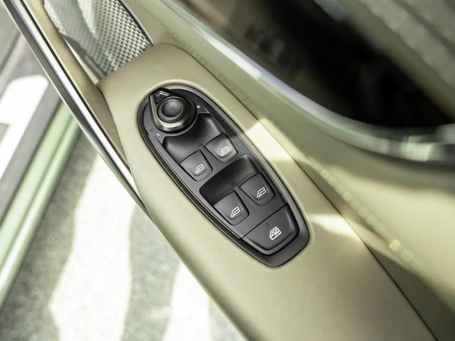 Aston Martin DBX Photo 19
