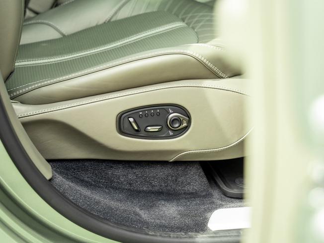Aston Martin DBX Photo 20