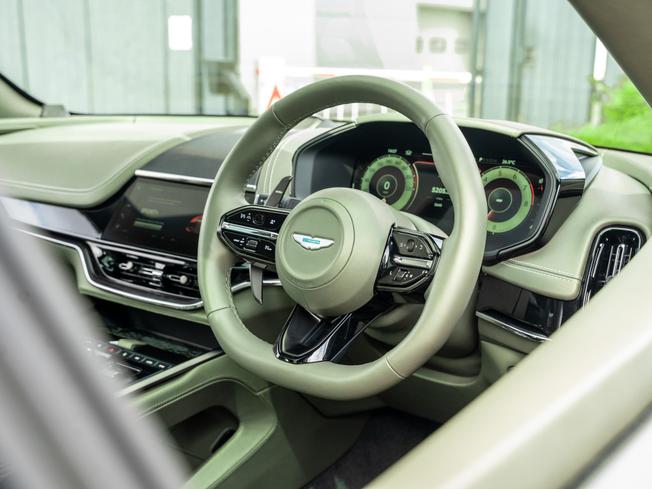 Aston Martin DBX Photo 21