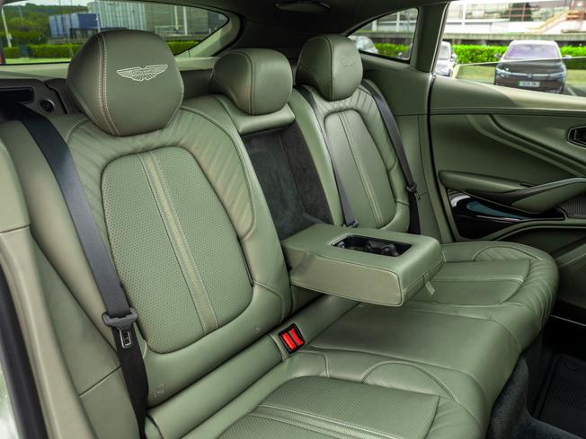 Aston Martin DBX Photo 22