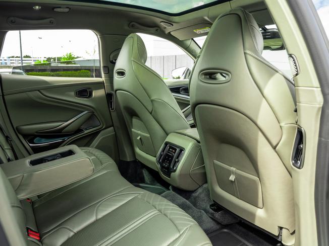 Aston Martin DBX Photo 23