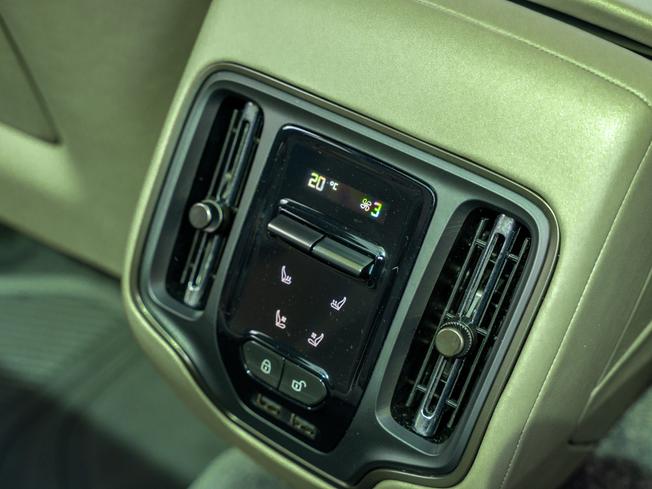 Aston Martin DBX Photo 24