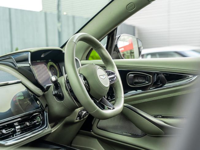 Aston Martin DBX Photo 27
