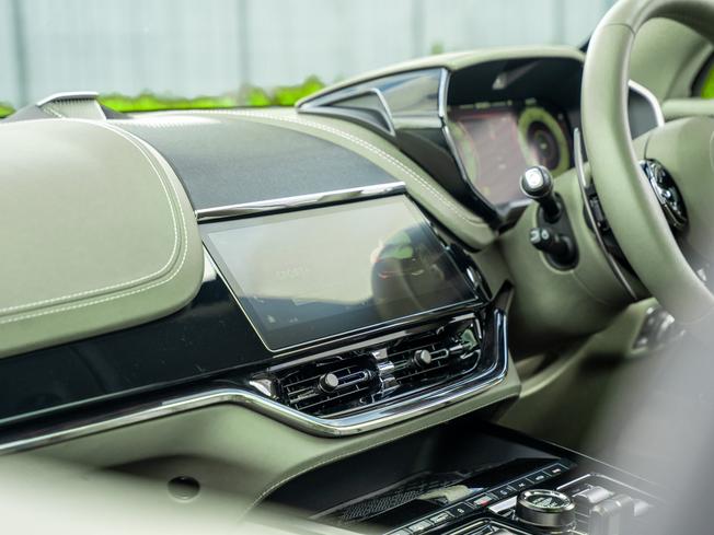 Aston Martin DBX Photo 28