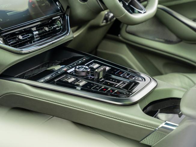 Aston Martin DBX Photo 29
