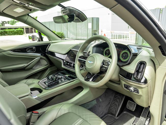 Aston Martin DBX Photo 3