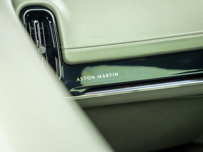 Aston Martin DBX Photo 30