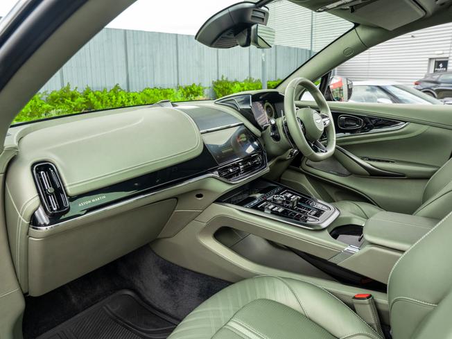 Aston Martin DBX Photo 31