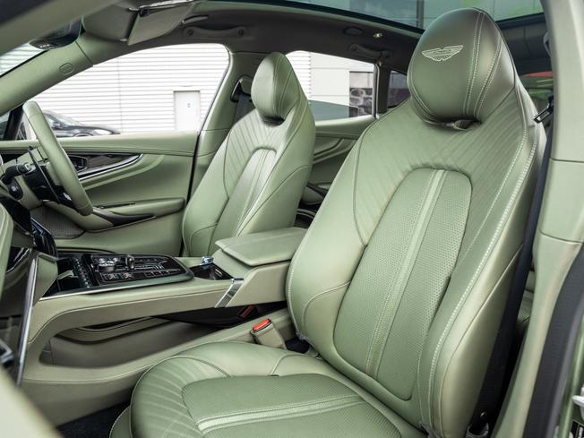 Aston Martin DBX Photo 32